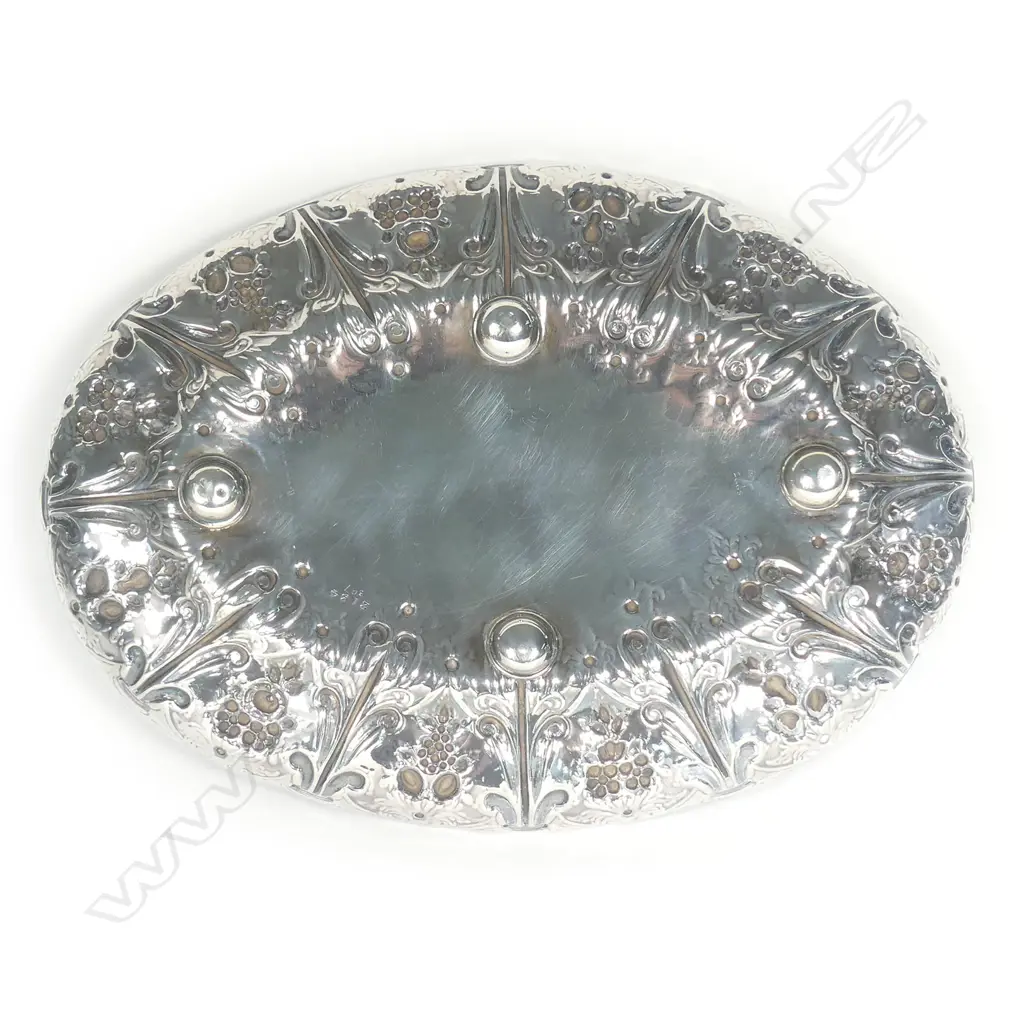 A Victorian silver oval tray Image 1++