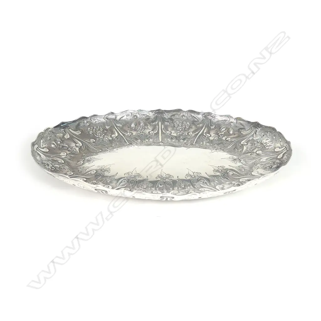 A Victorian silver oval tray Image 1++