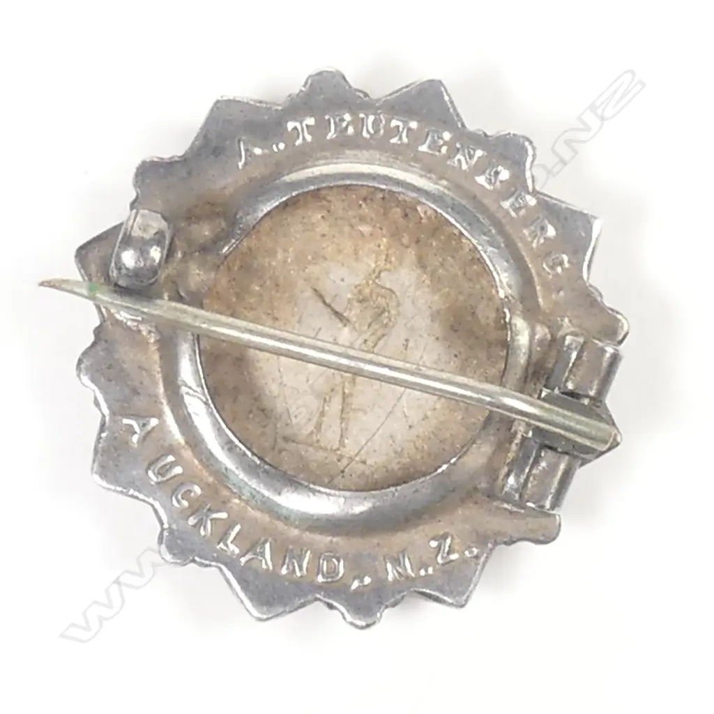 A NZ silver lapel badge Image 1++