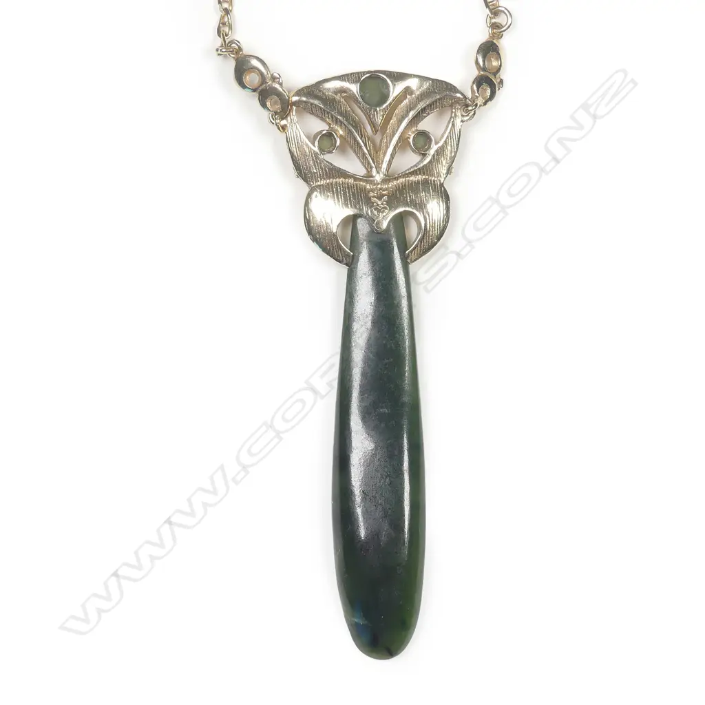 A 9ct gold and pounamu pendant Image 1++
