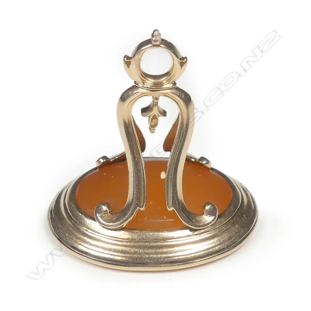 A Geo. III 15ct yellow gold and carnelian seal Image 1++