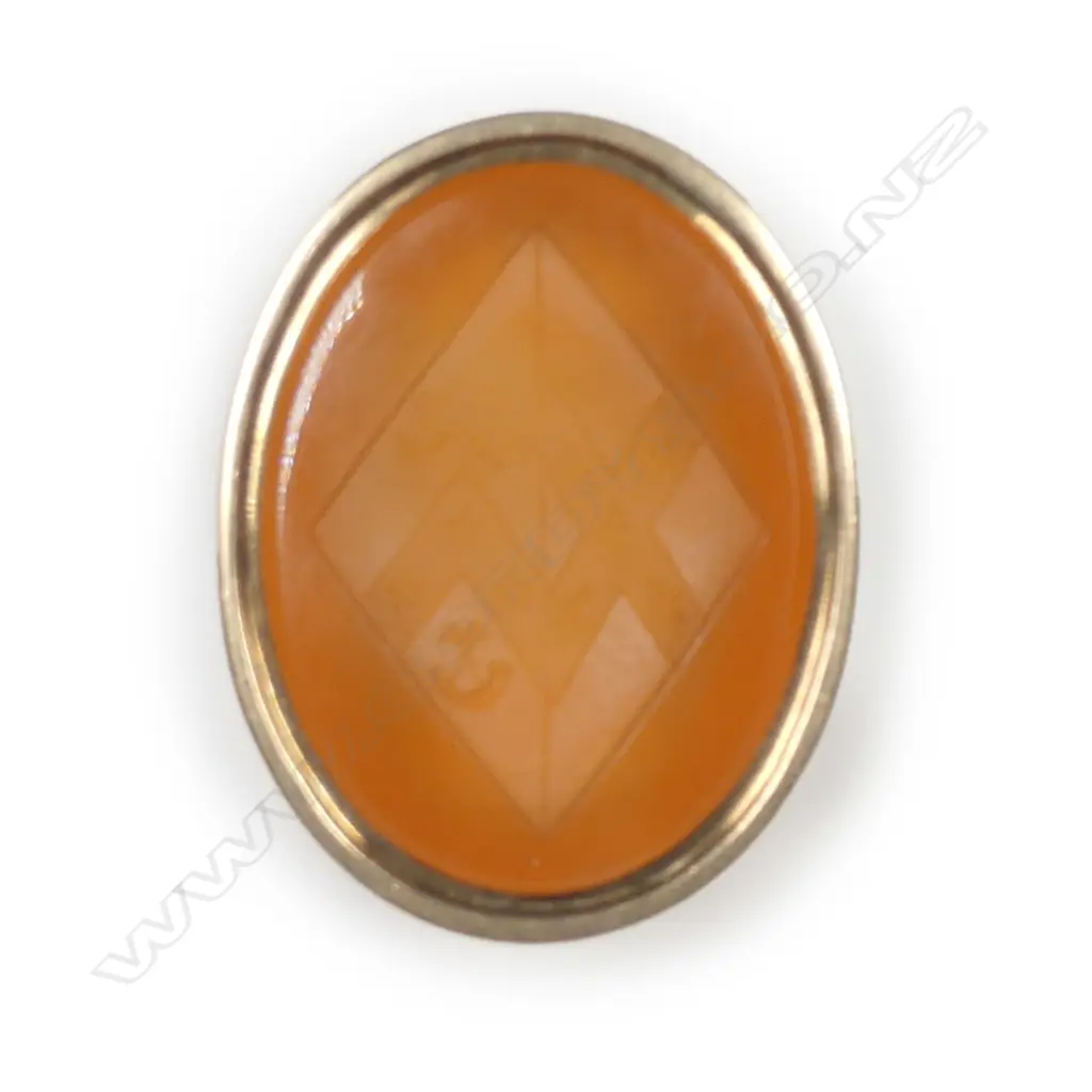 A Geo. III 15ct yellow gold and carnelian seal Image 1++