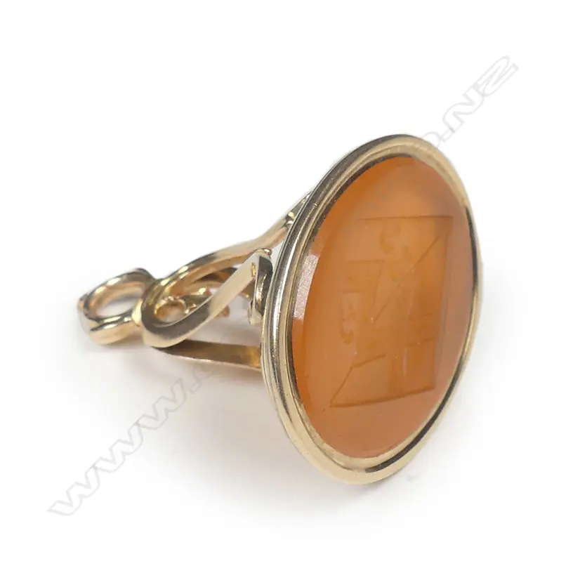 A Geo. III 15ct yellow gold and carnelian seal Image 1++
