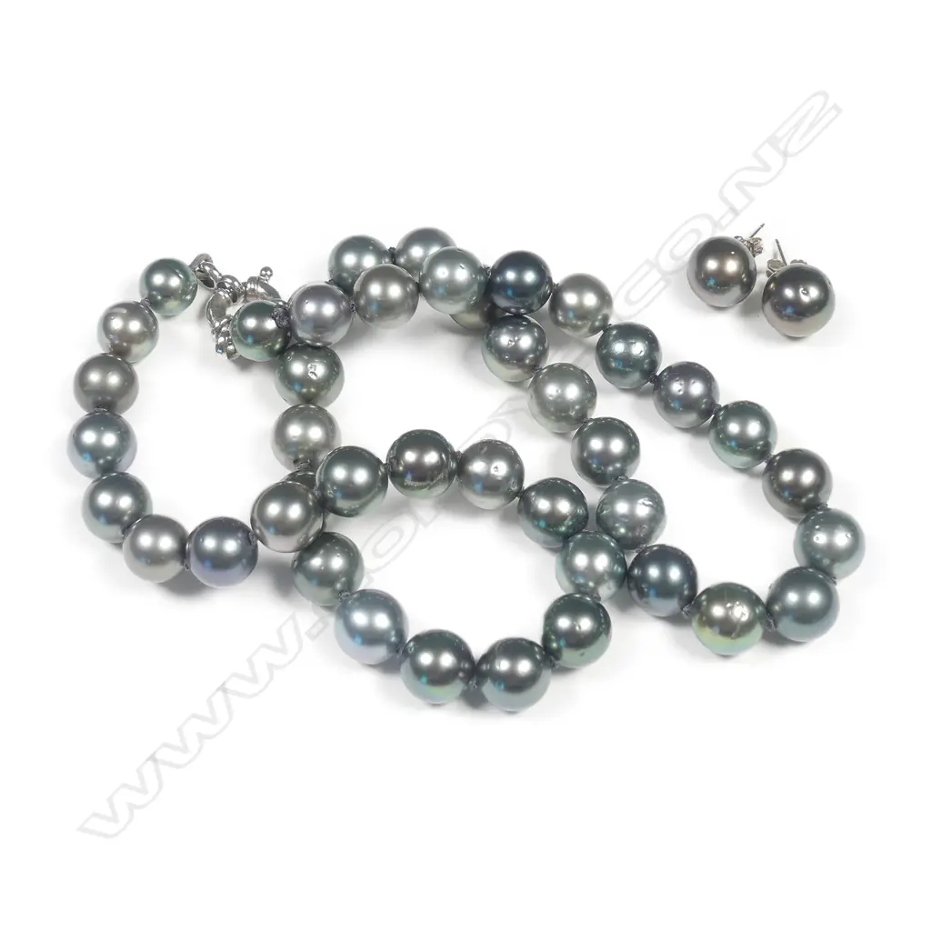 A cultured pearl necklace Image 1++