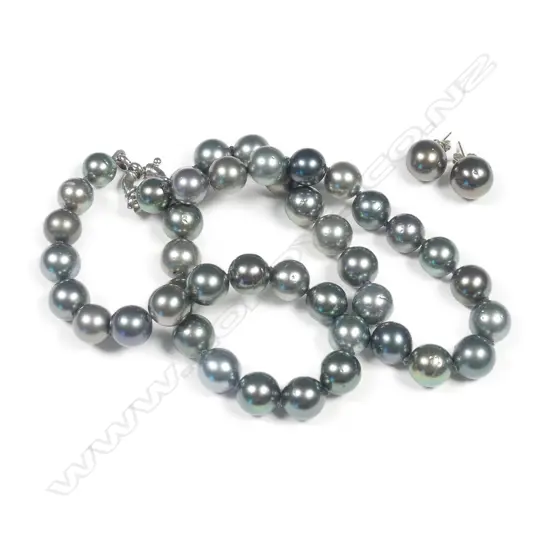 A cultured pearl necklace