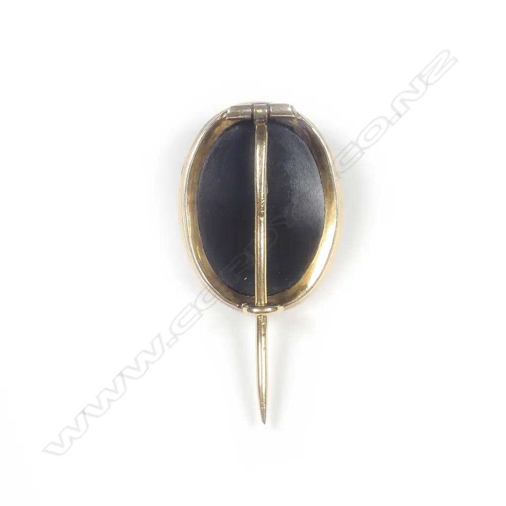 A 19thC 18ct yellow gold and hard stone pin Image 1++