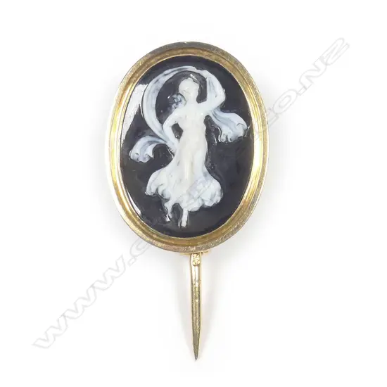 A 19thC 18ct yellow gold and hard stone pin