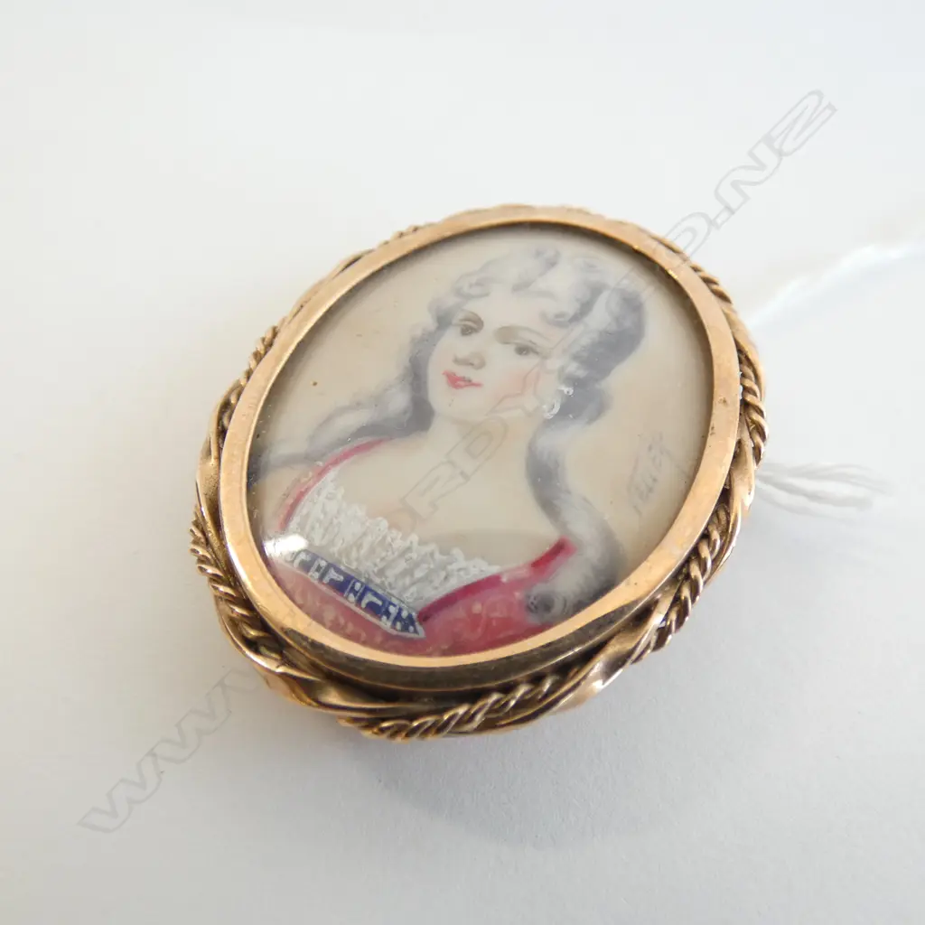 An early 20thC heavy 9ct yellow gold framed portrait miniature brooch Image 1++