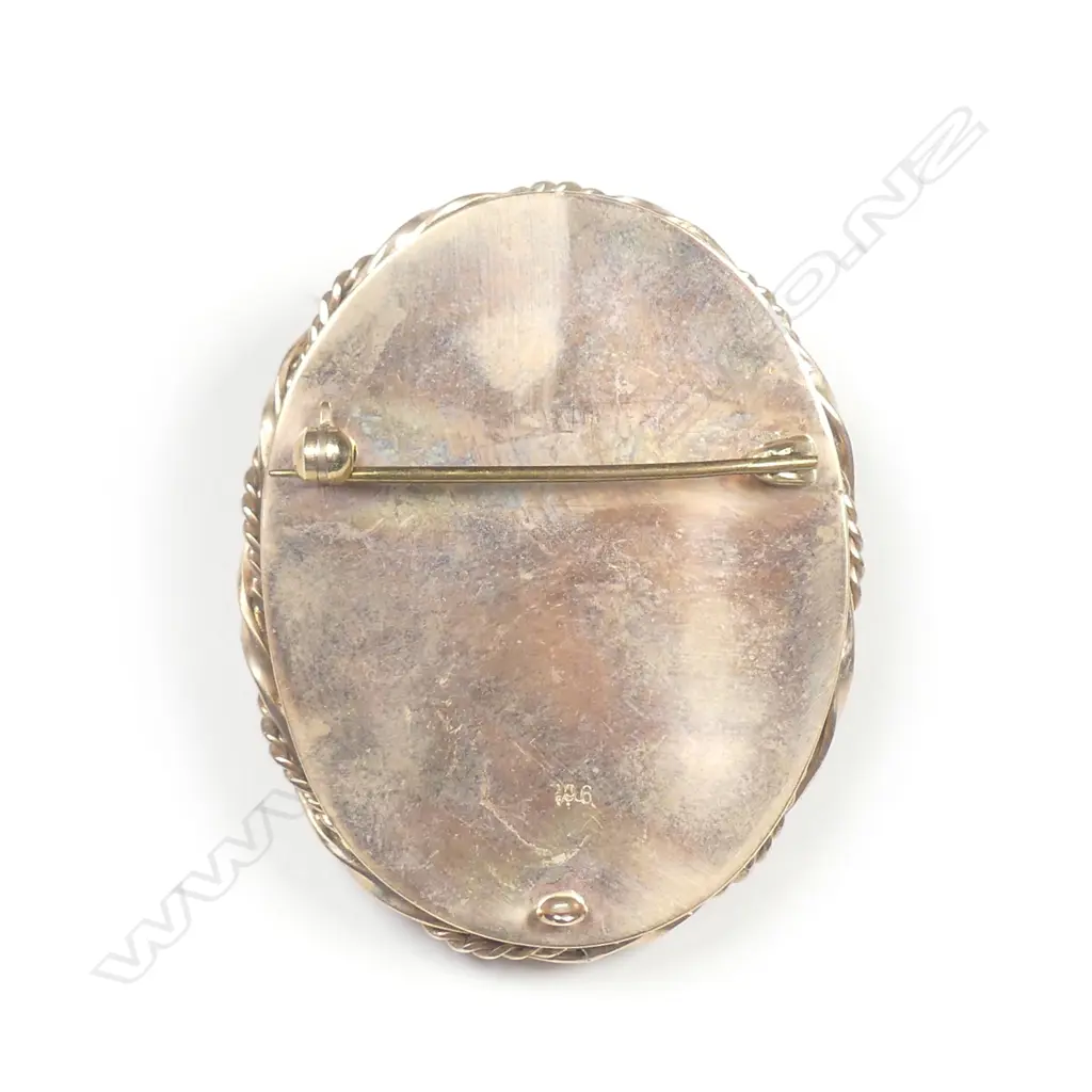 An early 20thC heavy 9ct yellow gold framed portrait miniature brooch Image 1++
