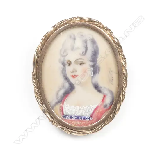 An early 20thC heavy 9ct yellow gold framed portrait miniature brooch