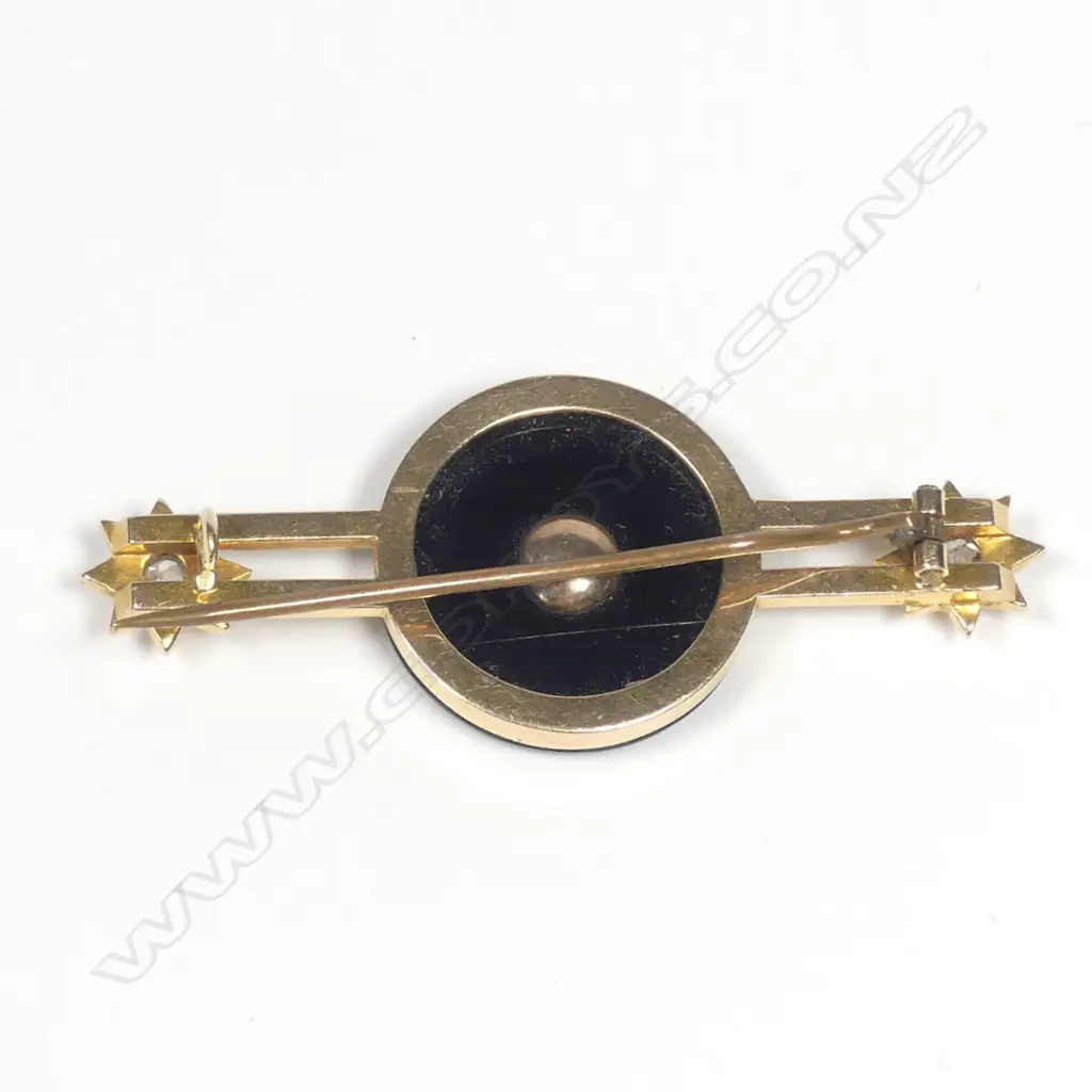 A 19thC 15ct. yellow gold onyx and diamond set brooch Image 1++