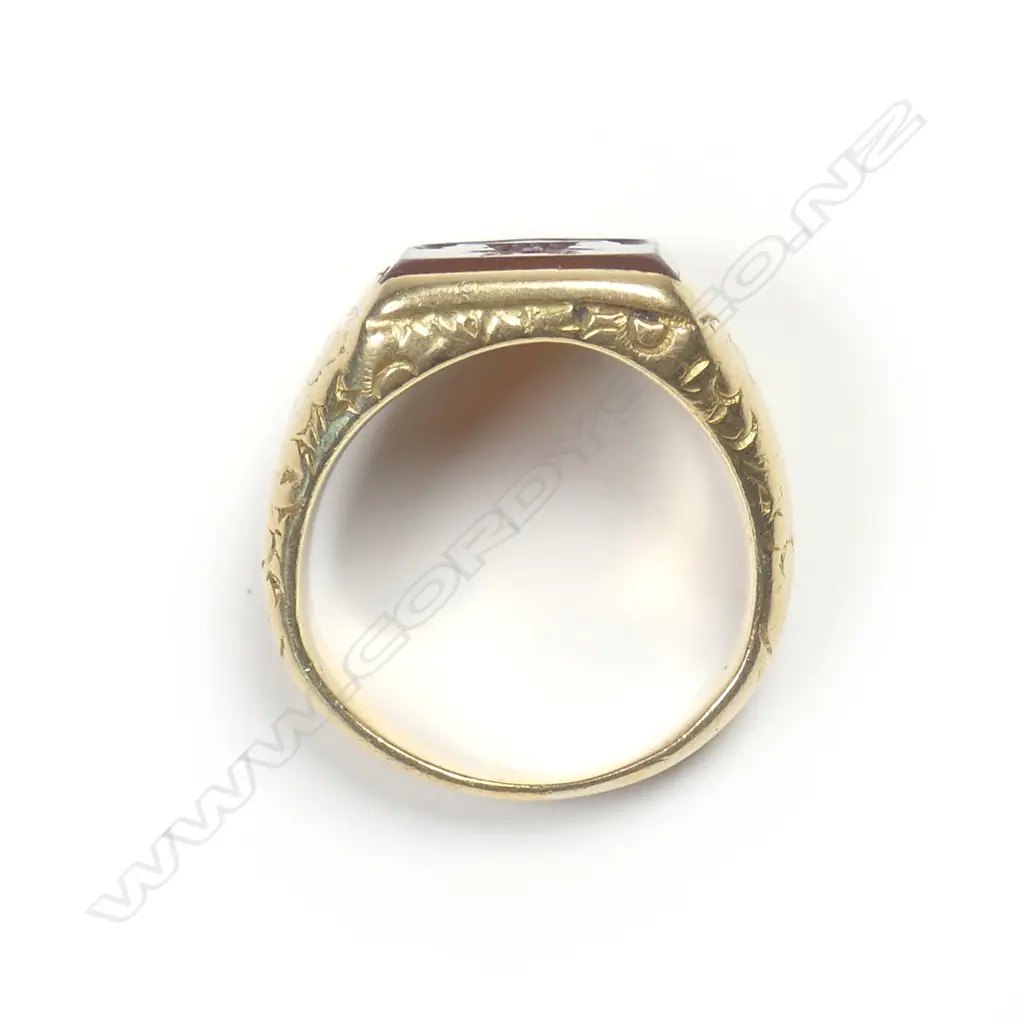 An old 18ct yellow gold and carnelian panelled seal ring Image 1++