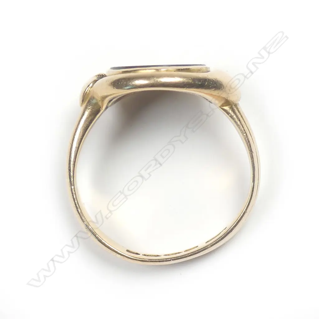 A Victorian heavy 18ct yellow gold signet ring Image 1++