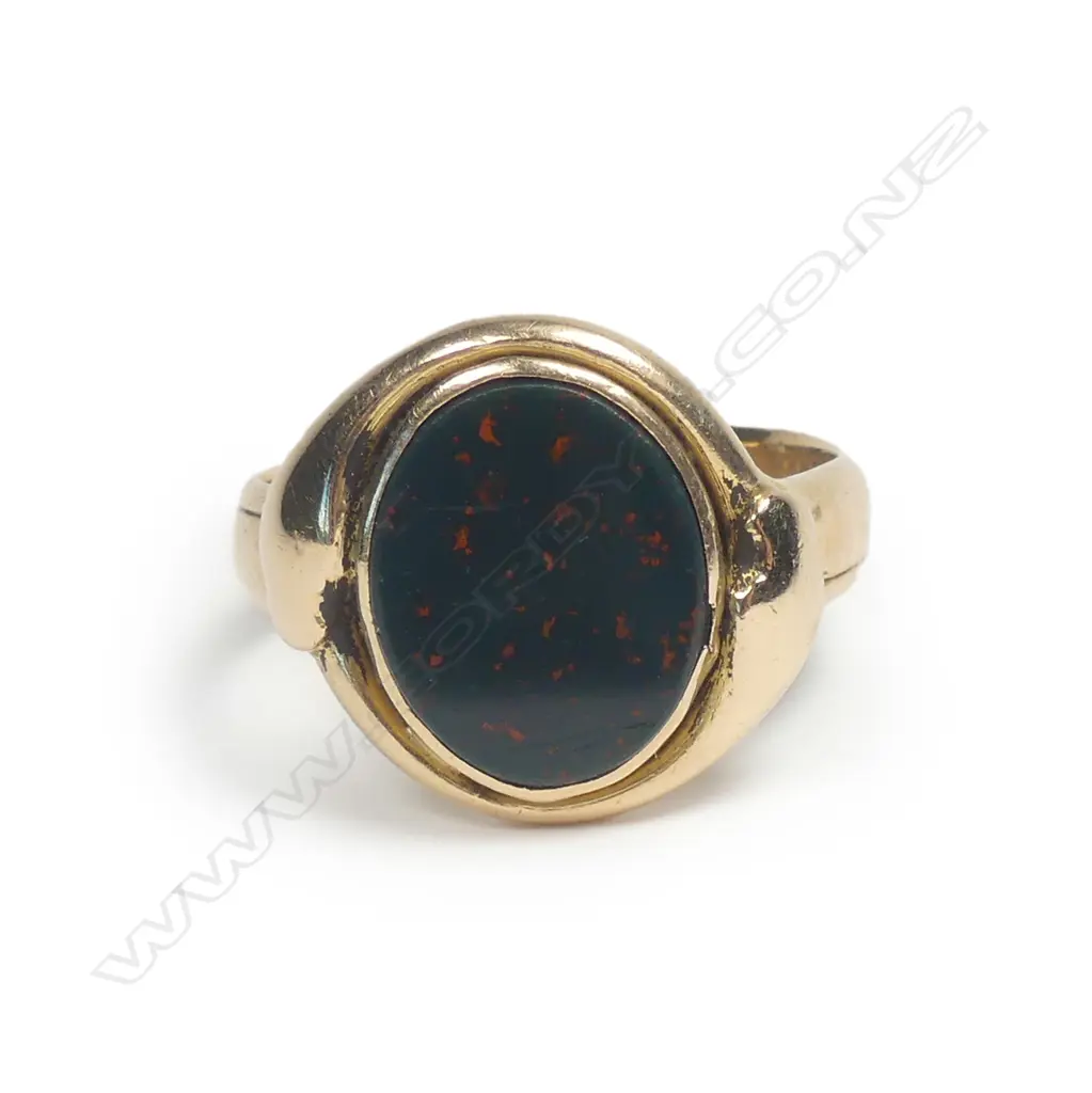 A Victorian heavy 18ct yellow gold signet ring Image 1++