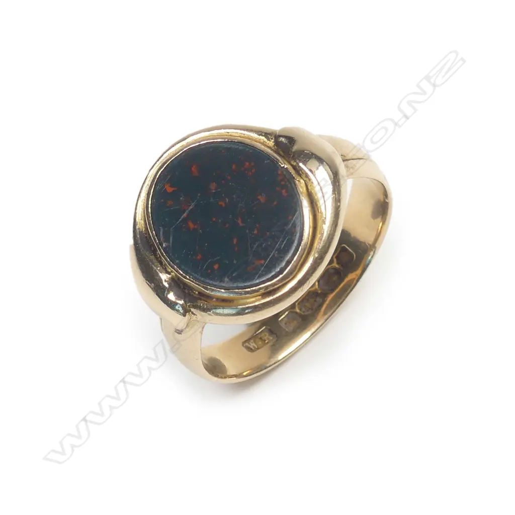 A Victorian heavy 18ct yellow gold signet ring Image 1++
