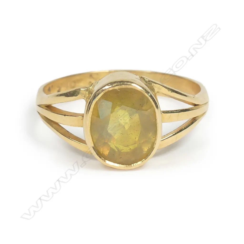 A 22ct yellow gold and golden sapphire ring Image 1++