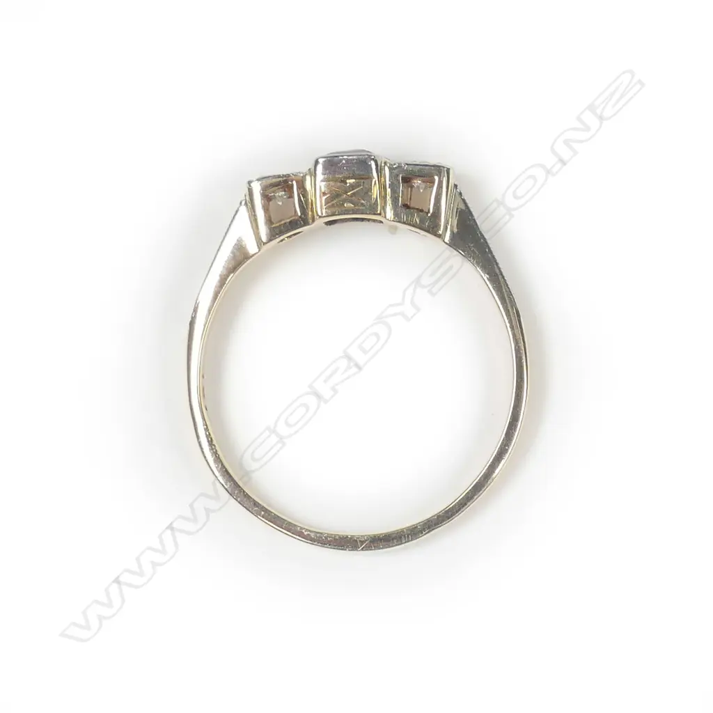 An Art Deco 18ct yellow gold faux sapphire and diamond ring Image 1++