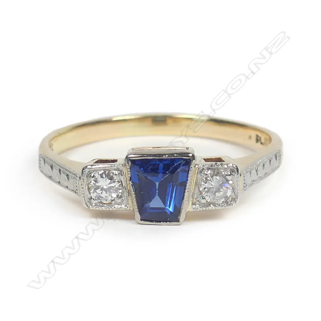 An Art Deco 18ct yellow gold faux sapphire and diamond ring Image 1++