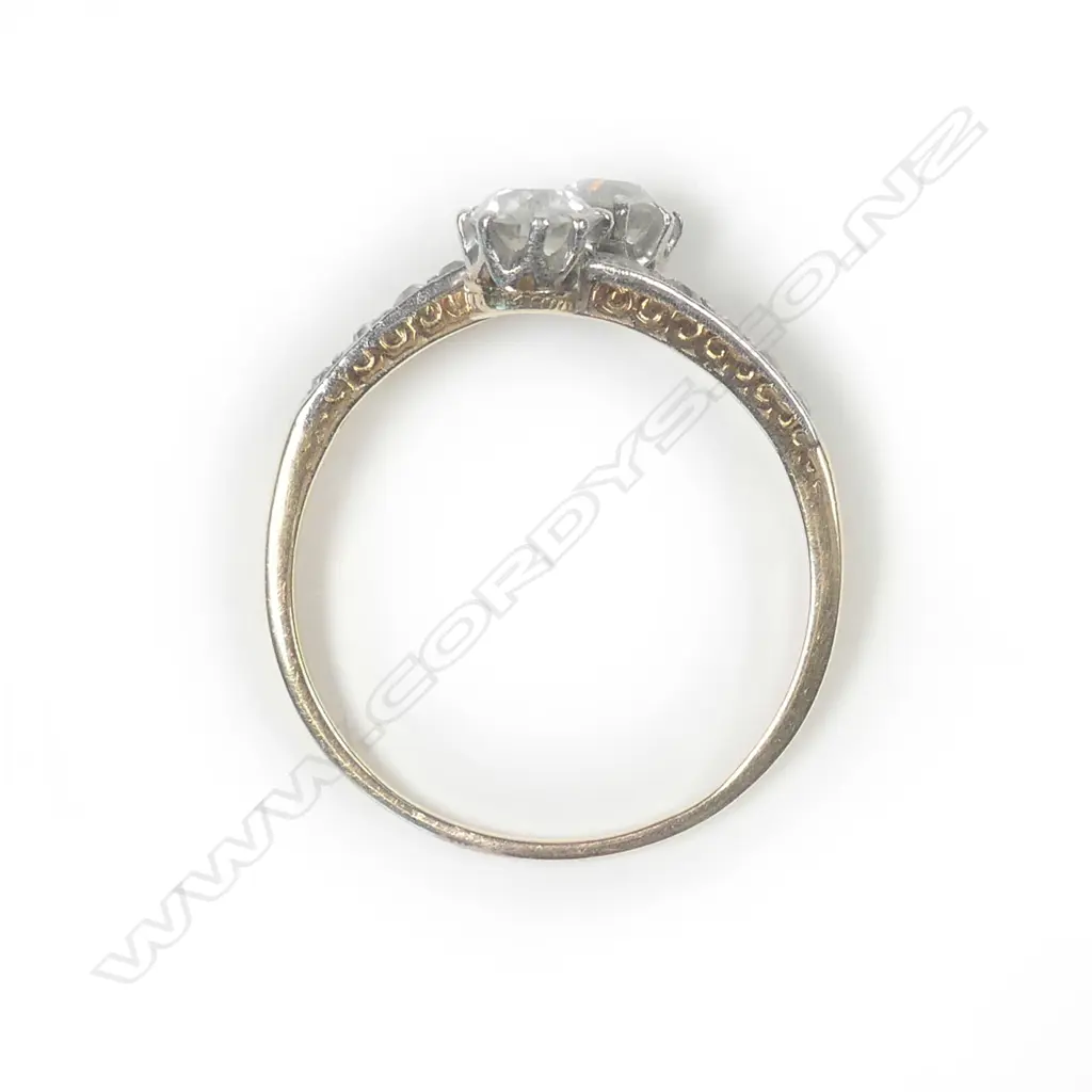 An estate 18ct gold and diamond ring Image 1++