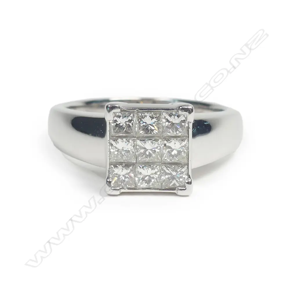 An 18ct white gold and diamond ring Image 1++