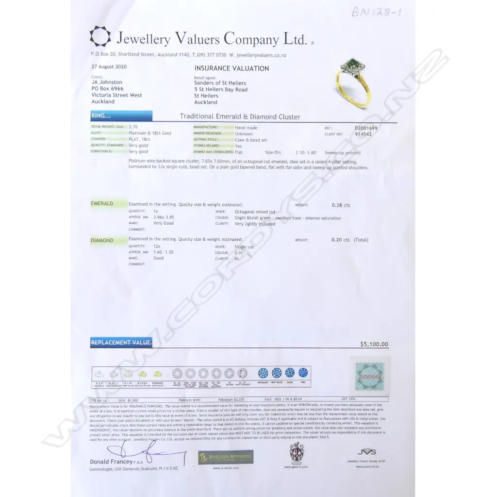 An 18ct gold diamond and emerald ring Image 1++