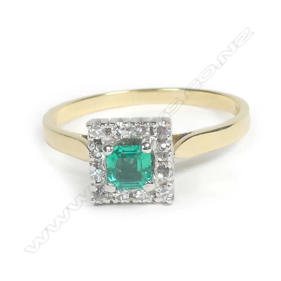 An 18ct gold diamond and emerald ring Image 1++