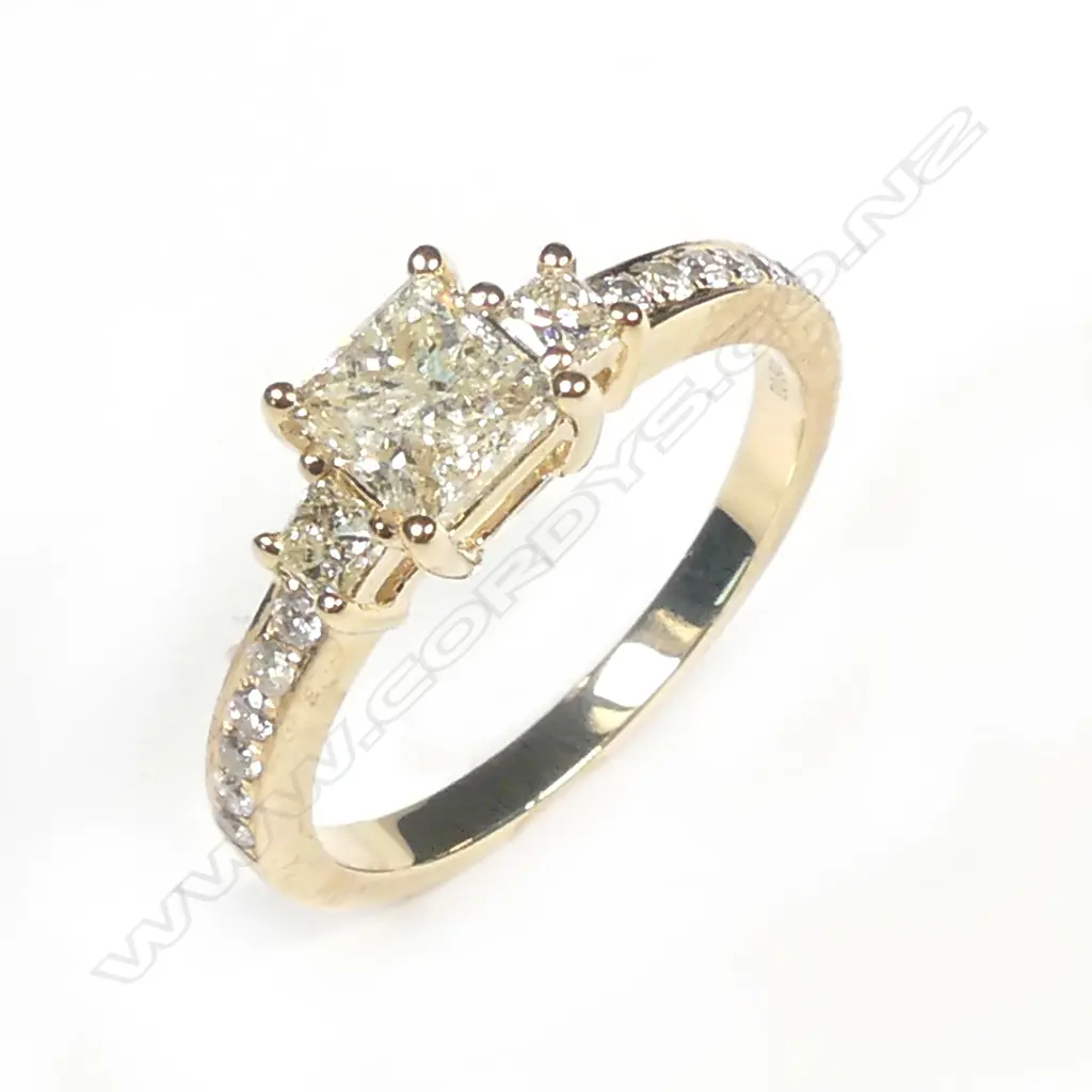 A 14ct gold diamond trilogy ring Image 1++