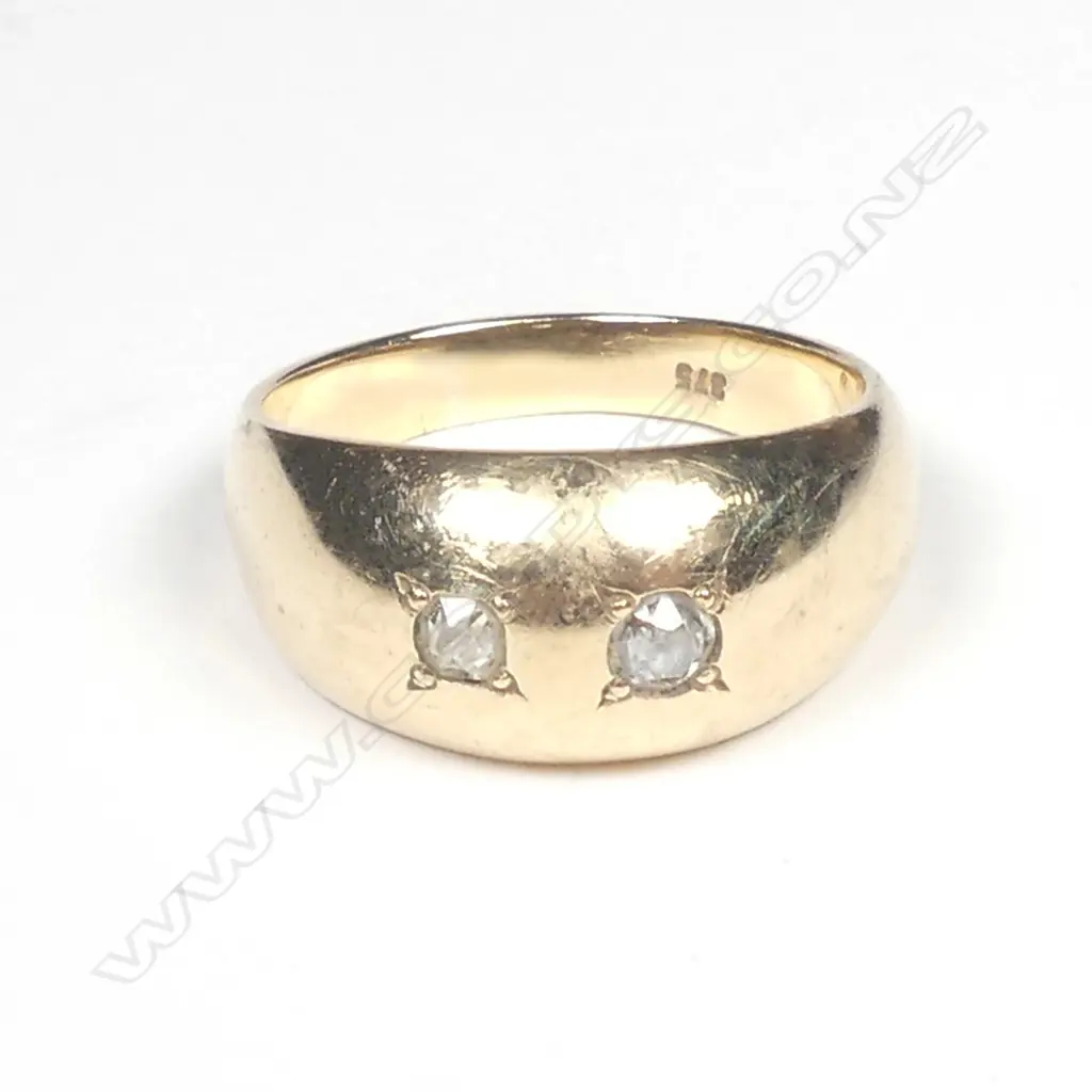 An estate 9ct gold and diamond ring Image 1++