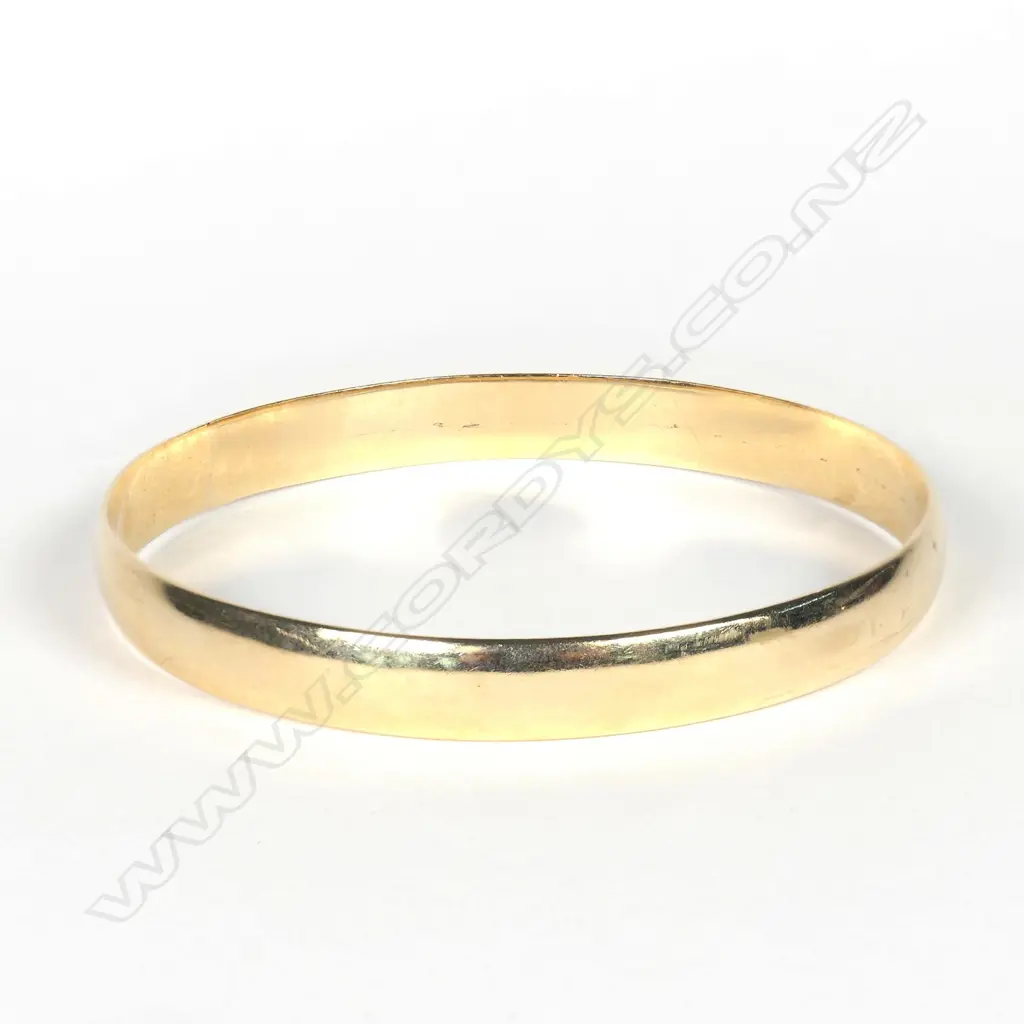 A 9ct gold bangle Image 1++