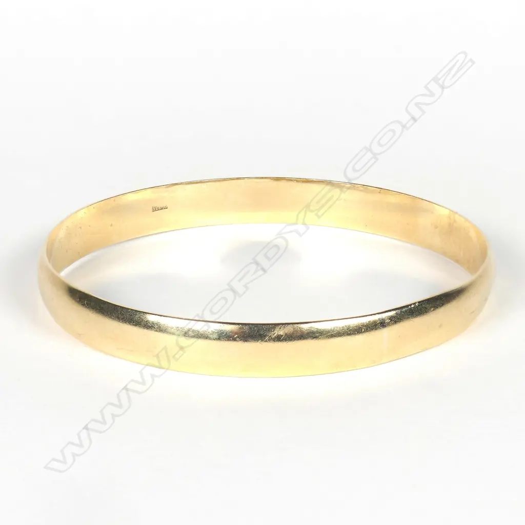 A 9ct gold bangle Image 1++