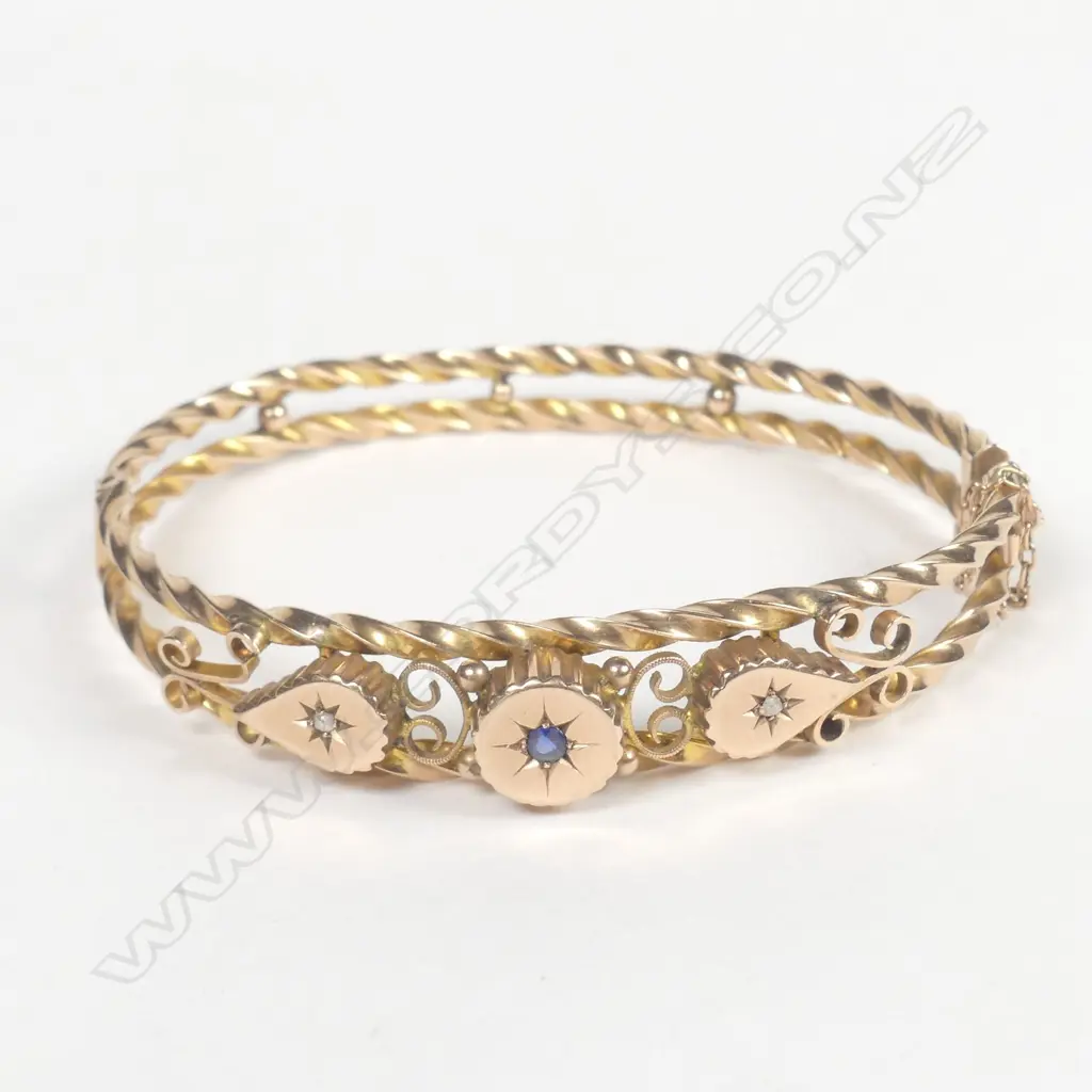 An Edwardian gilded 9ct. rose gold hinged bangle Image 1++