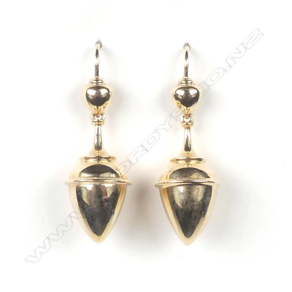 A pair of 9ct gold earrings Image 1++