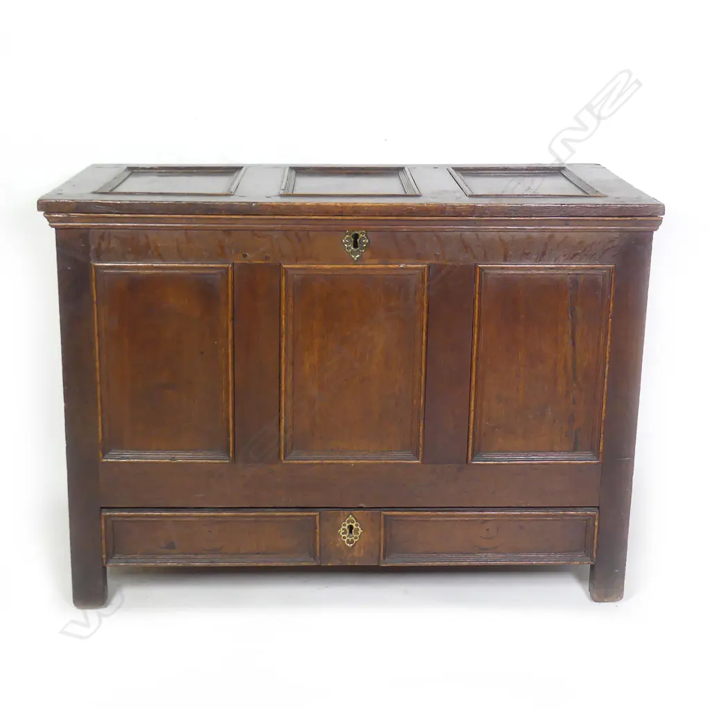 An early Georgian oak coffer Image 1++