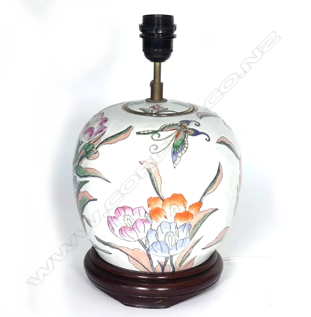 A pair of Chinese ginger jar table lamps Image 1++