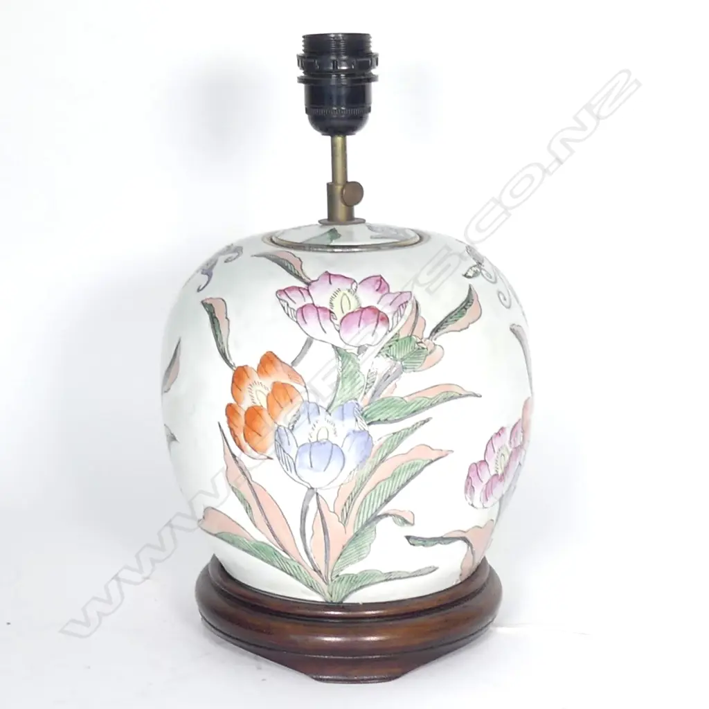 A pair of Chinese ginger jar table lamps Image 1++