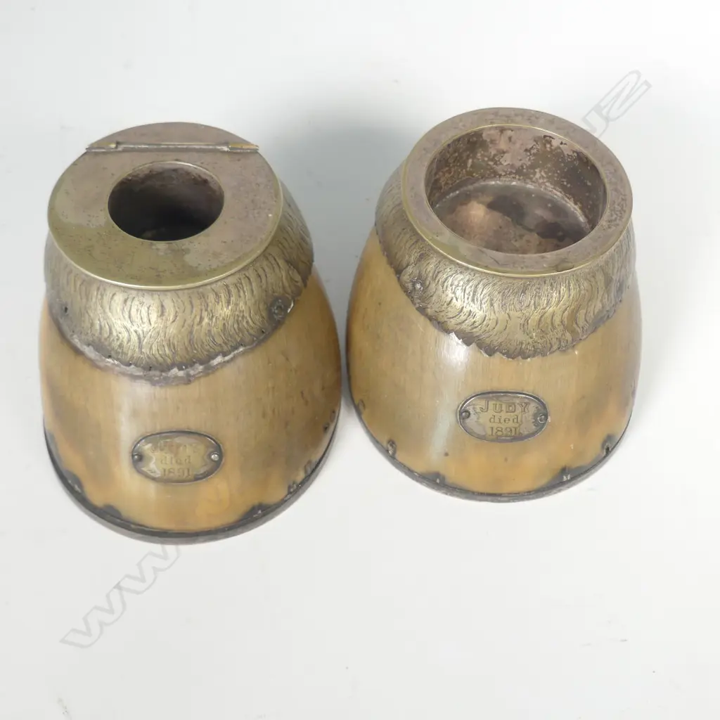 A pair of 19thC horse hoof desktop inkwell and tidy Image 1++