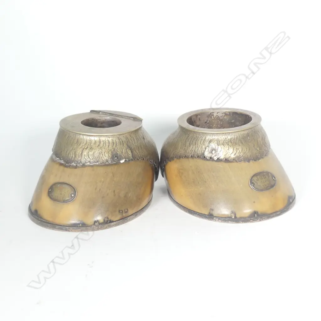A pair of 19thC horse hoof desktop inkwell and tidy Image 1++
