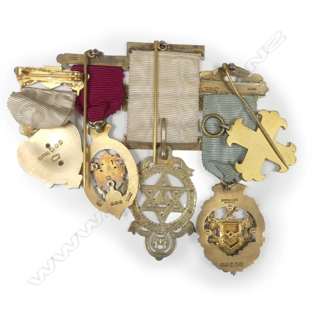 Four silver gilt and enamel Masonic jewels and an enamel gilt metal cross Image 1++