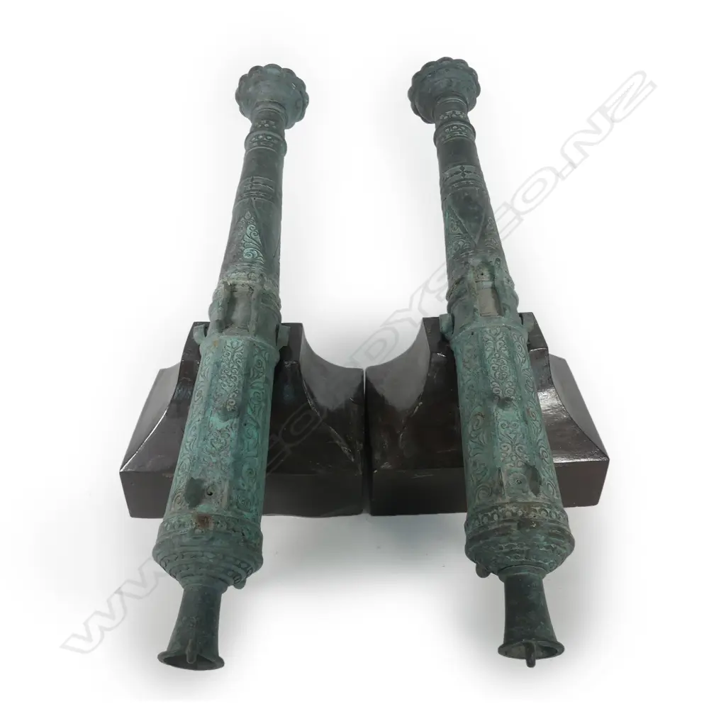 Two bronze swivel cannons Image 1++