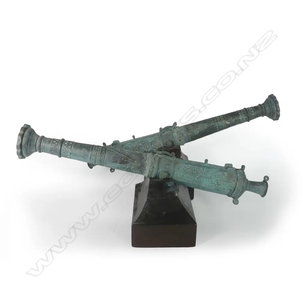 Two bronze swivel cannons Image 1++
