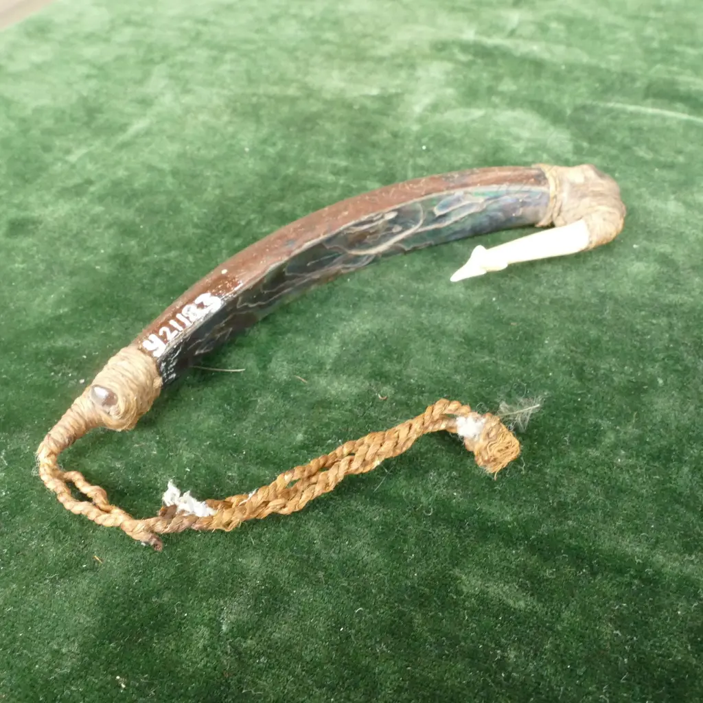 A 19thC Maori pa kahawai trolling lure Image 1++