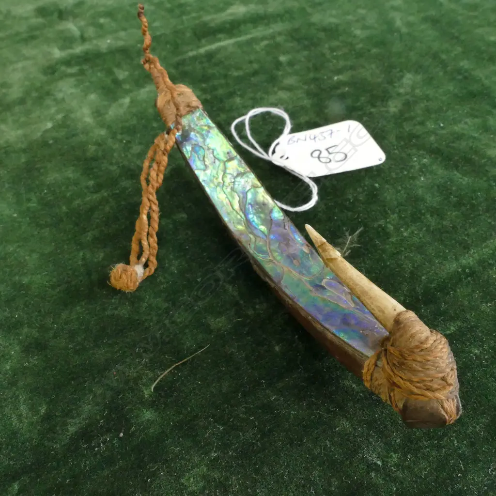 A 19thC Maori pa kahawai trolling lure Image 1++