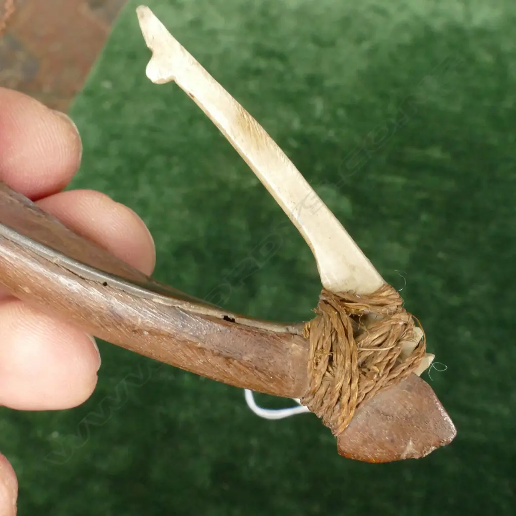 A 19thC Maori pa kahawai trolling lure Image 1++