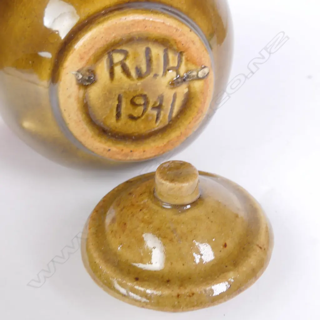 A rare N.Z. Jack Hutchison pottery Maori decorated lidded pot Image 1++