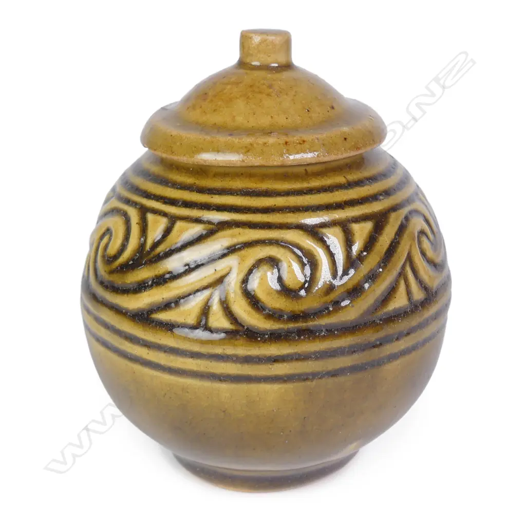 A rare N.Z. Jack Hutchison pottery Maori decorated lidded pot Image 1++