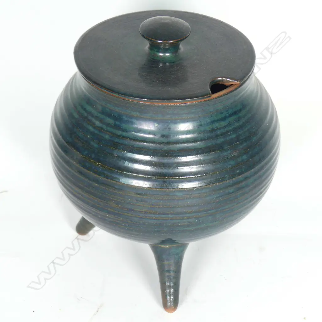 A Mirek Smisek tripod vessel Image 1++