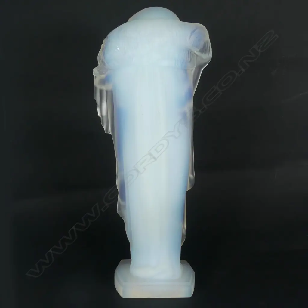 An Etling Art Deco opalescent glass figure of a female nude Image 1++