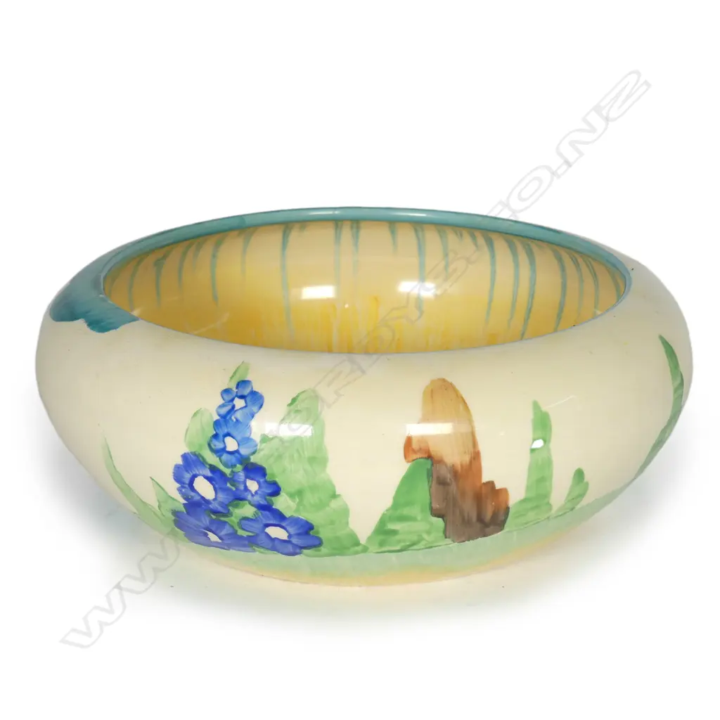 A Clarice Cliff 'Bizarre' bowl Image 1++