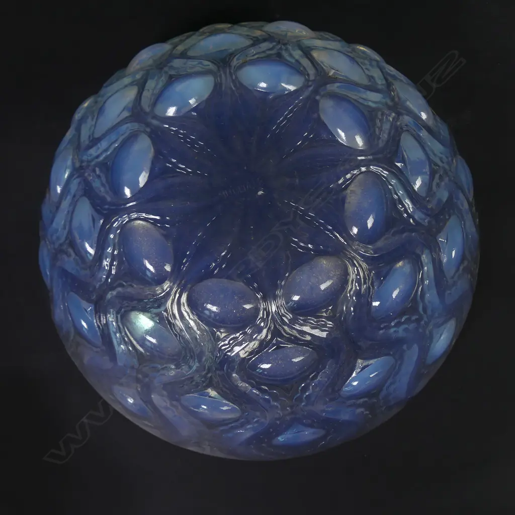A Rene Lalique 'Bulbes' pattern opalescent glass bow Image 1++