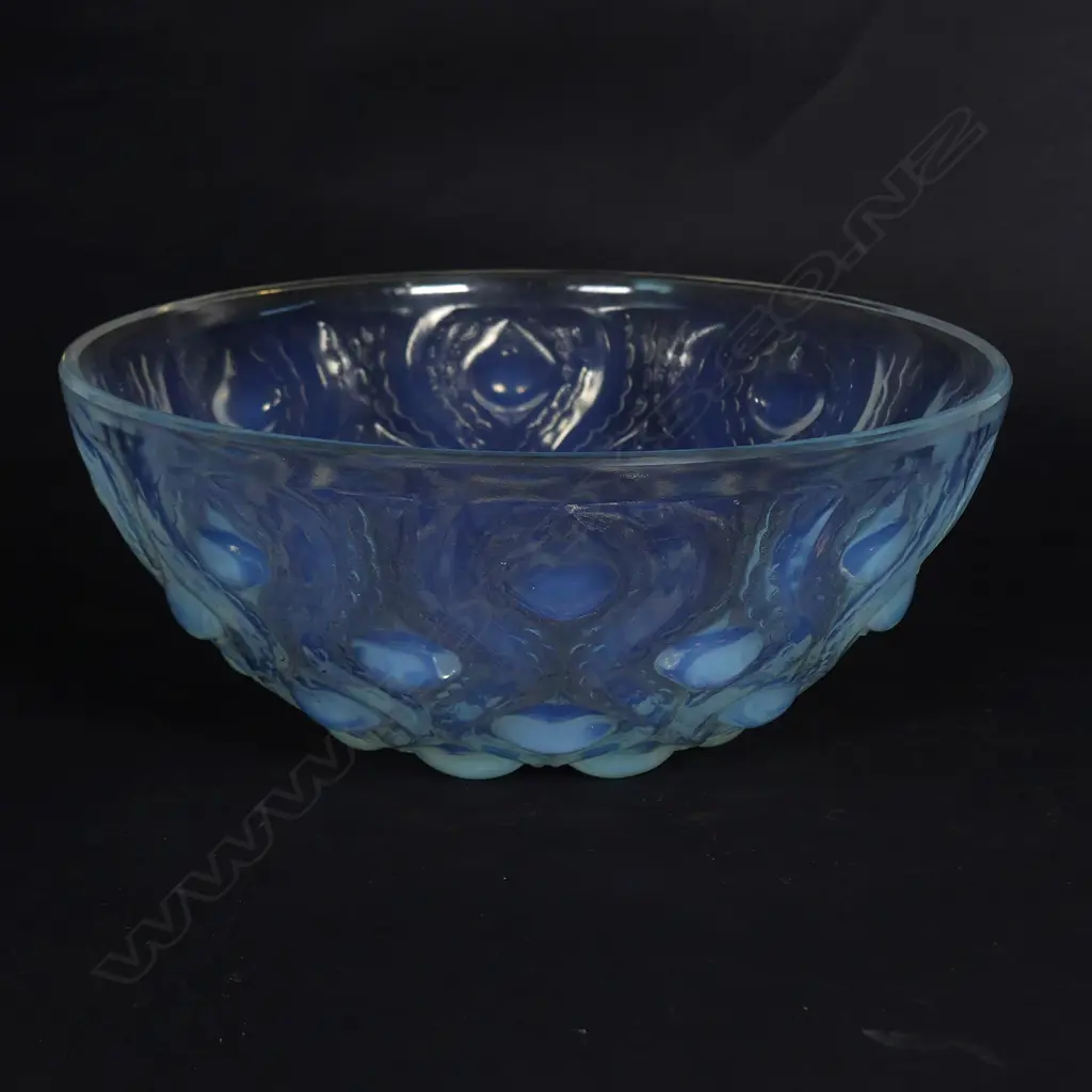 A Rene Lalique 'Bulbes' pattern opalescent glass bow Image 1++